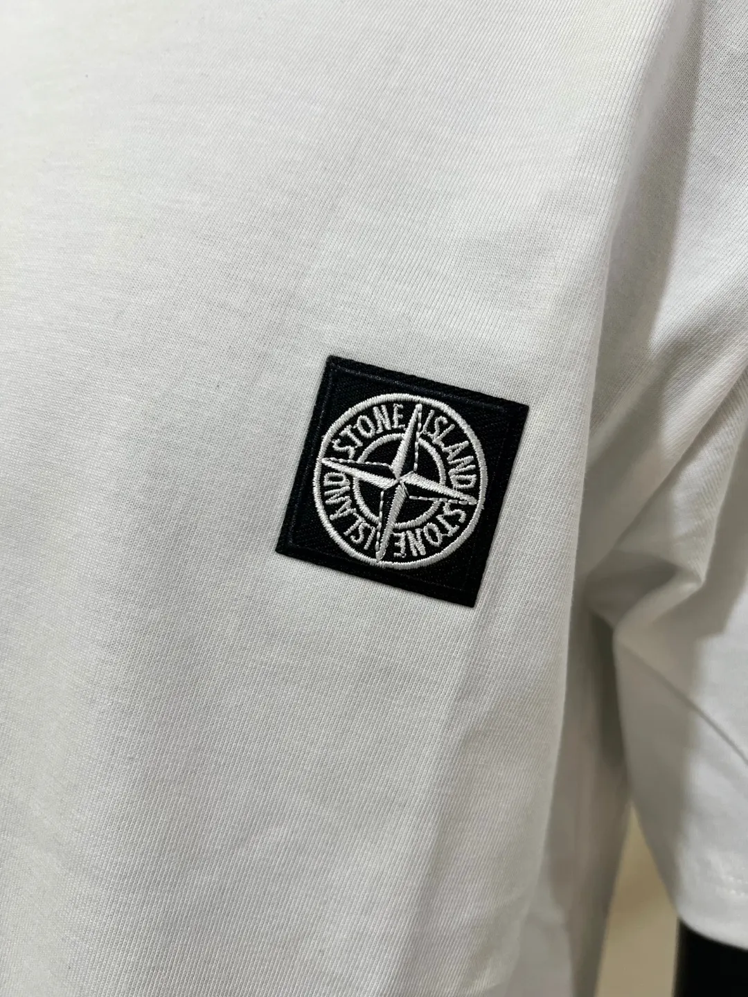P140 STONE ISLAND top version, differentiated currency, 2025ss official website synchronization, embroidered small label LOGO short-sleeved T-shirt, 64 counts, high density 240g double yarn pure cotton, imported machine embroidered small label, embroidered letters are clean and neat, supports NFC scanning code to enter GW, YB ready-to-wear fabric collar hemming, shoulder bone and tight thread It will not deform after being worn for a long time. It has been washed with high temperature for 4 times. It does not fade, shrink or pill. It is comfortable and stretchable. It is a must-have wardrobe item. Same style for men and women. Five colors: lilac gray, dark gray, white, black, copper brown. Size: XS-L. Maximum L can wear 200 pounds.